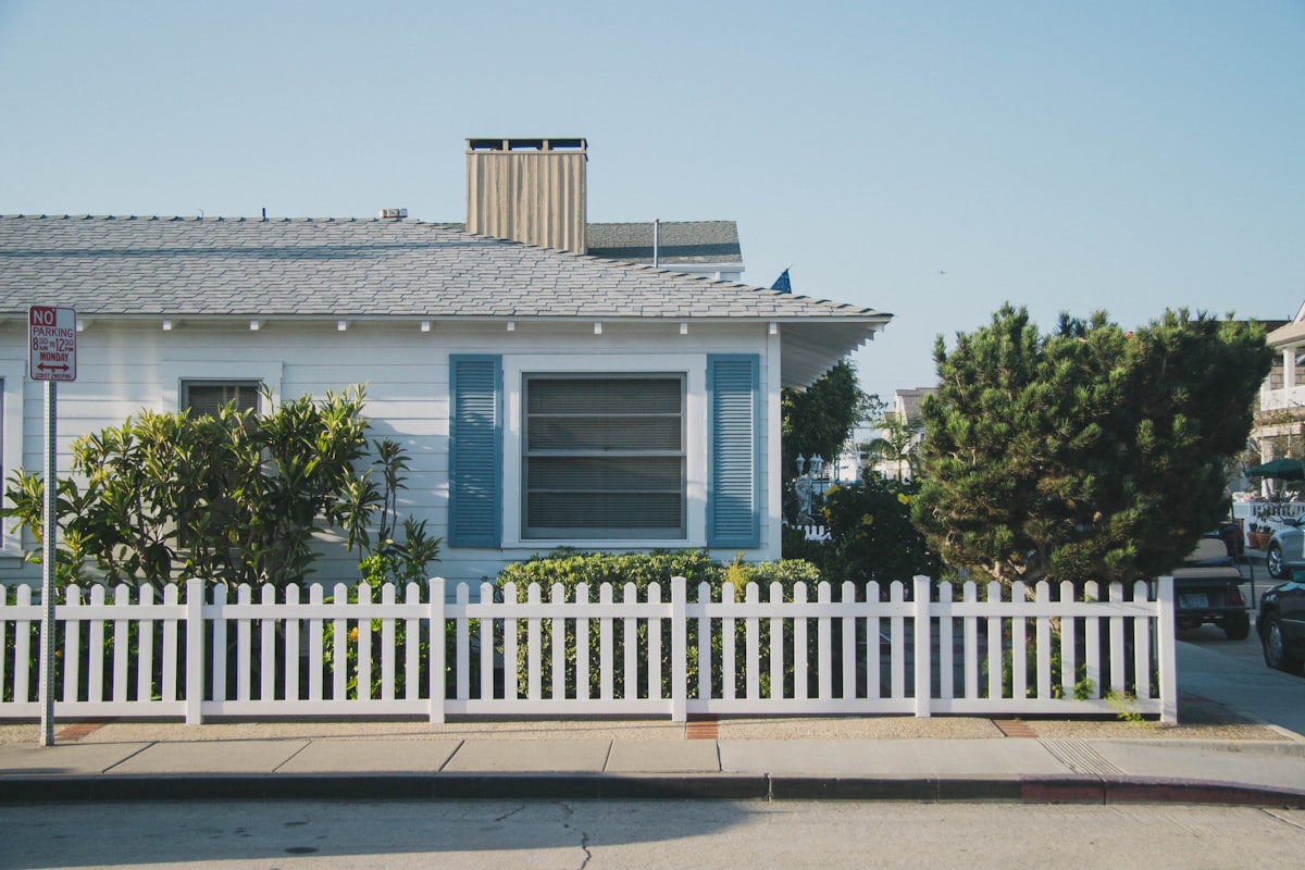 Maison passive avec toiture végétalisée et panneaux solaires intégrés
